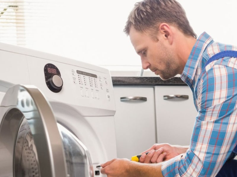 Técnico Reparando Secadora Liebherr Técnico Reparando Secadora Liebherr